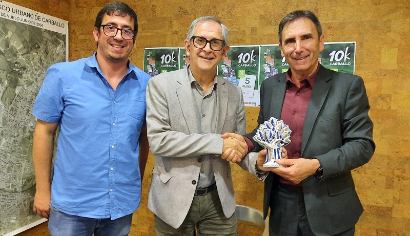 O alcalde entregou un Carballo de Sargadelos a Isidoro Hornillos en recoecemento polo seu labor  fronte do atletismo galego