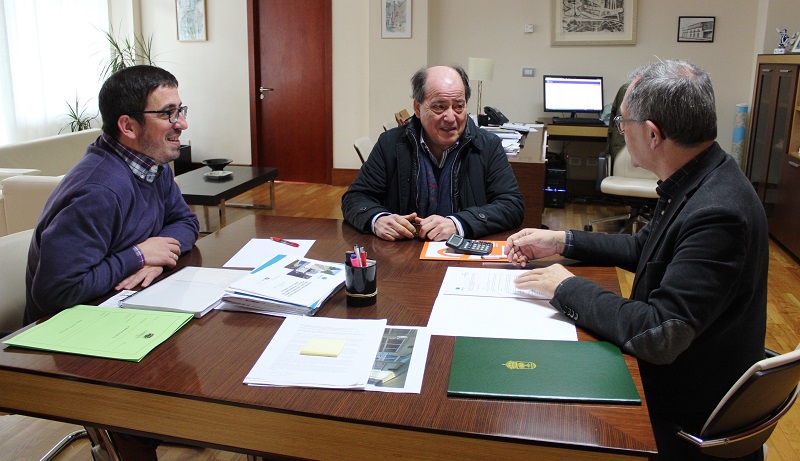 Marcos Trigo, Luciano Calvo e Evencio Ferrero, na sinatura do convenio