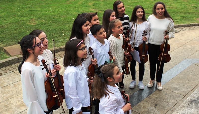 A Orquestra Infantil de Cmara, tras actuar no palco do Parque do Anllns
