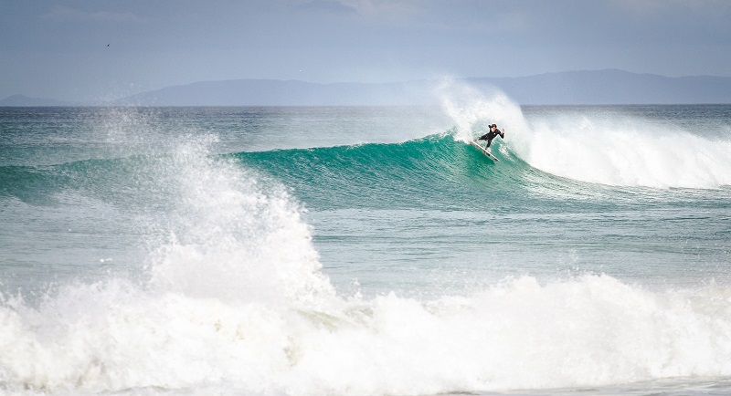 Surfeando en Razo (foto de Oti Fernández)