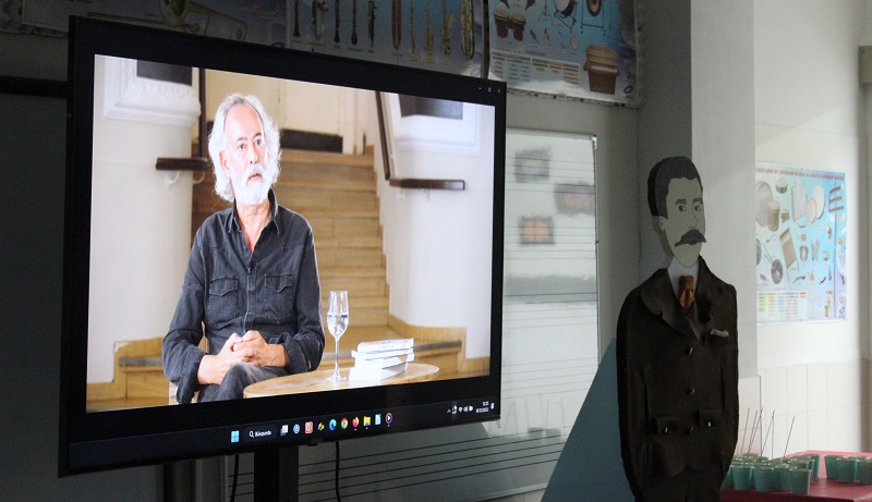 A figura de San Lus presidiu o acto xunto  pantalla na que se proxectou o documental