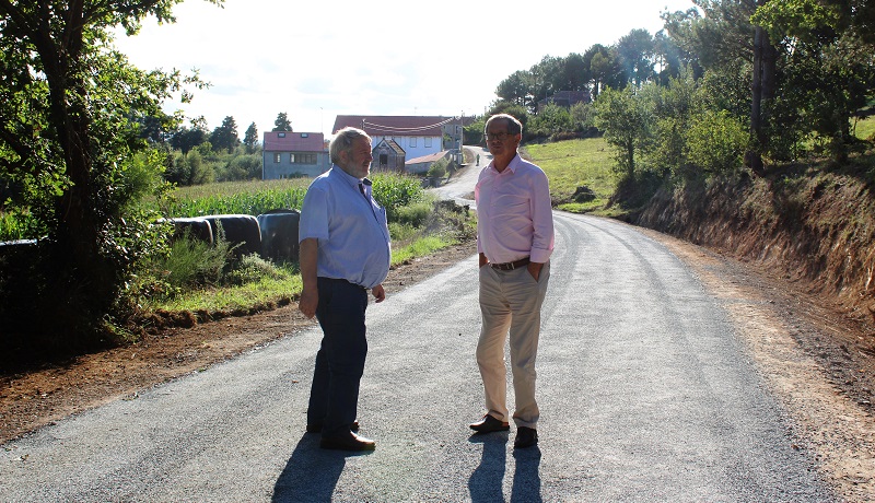 Luis Lamas e Evencio Ferrero, nas Maroas, nun percorrido pola parroquia de Sofn