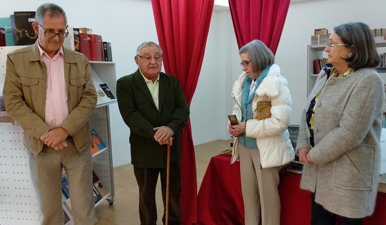 Manuel Lourenzo, xunto ao alcalde de familiares de Lpez Eirs, na Biblioteca Rego da Balsa
