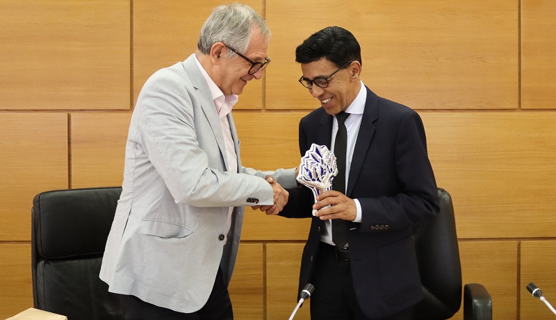 Evencio Ferrero agasallou cun carballo de Sargadelos a Younous Omarjee, que tamn asinou no Libro de Honra do Concello