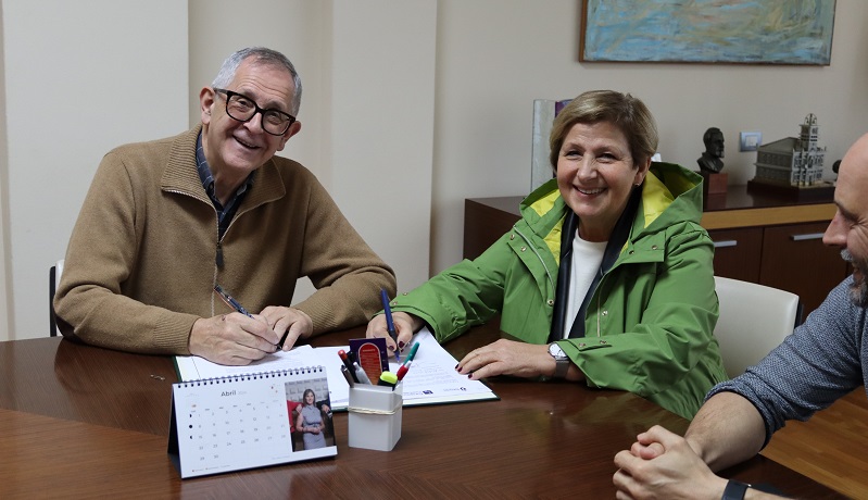 Evencio Ferrero e Dolores Fernndez asinaron o contrato