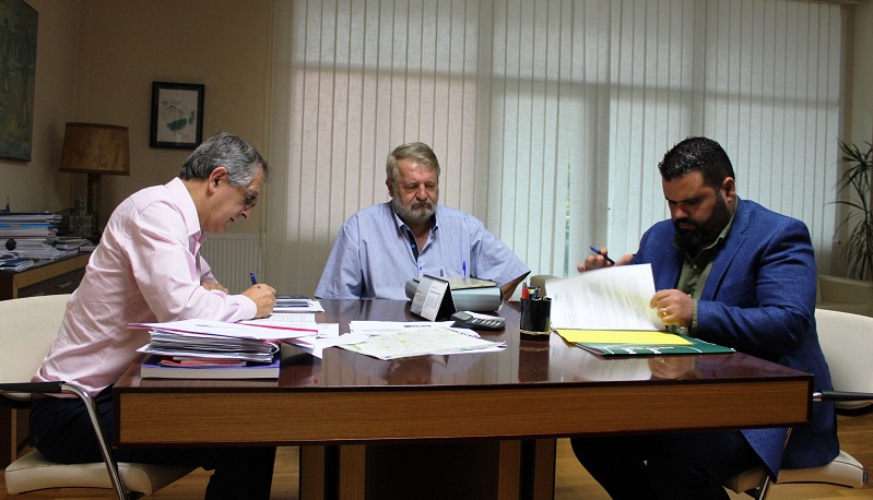 Na sinatura do contrato coa empresa Iam Rumbo tamn estivo presente o concelleiro Luis Lamas