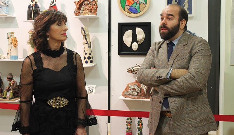 Ángel Peña, con Teresa Lafragua na inauguración da exposición de beléns no Pazo da Culltura