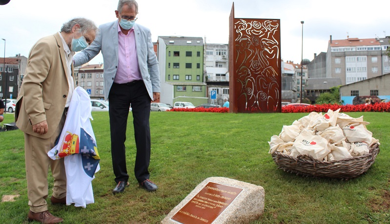 O escultor e o alcalde descubriron a placa conmemorativa, elaborada pola oleira Carmen Isabel