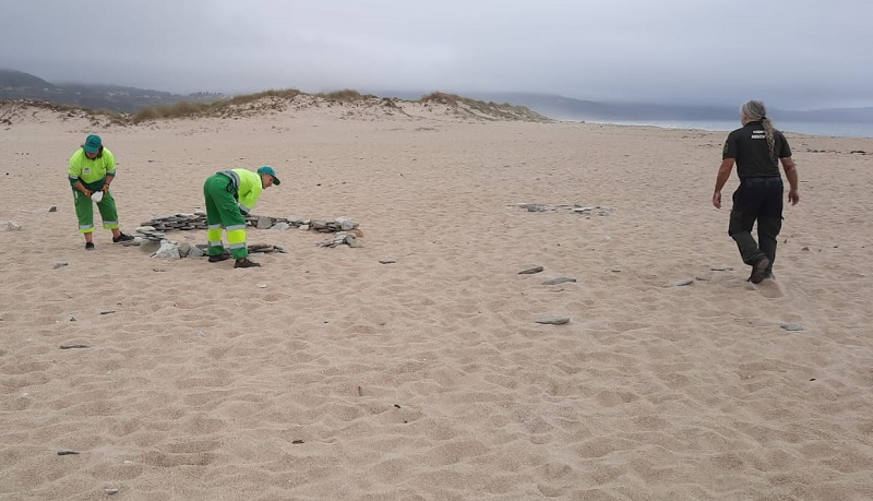 O persoal de limpeza de praias retirou hoxe os montículos de pedras coa supervisión dos axentes ambientais da Xunta