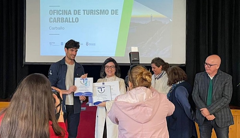 A tcnica de Turismo do Concello de Carballo recolleu o certificado