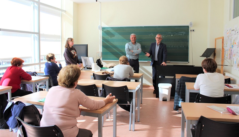 O alcalde visitou hoxe s participantes no curso de memoria de Carballo