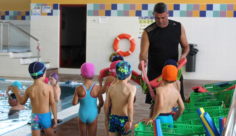 Imaxe de arquivo dos cursos de natación infantil Imaxe de arquivo dos cursos de natación infantil