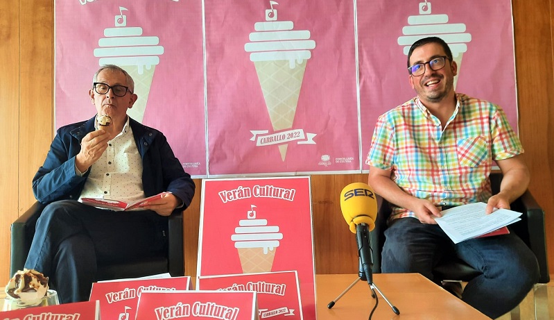 O alcalde non puido resistirse a probar os xeados que se serviron na presentación O alcalde non puido resistirse a probar os xeados que se serviron na presentación