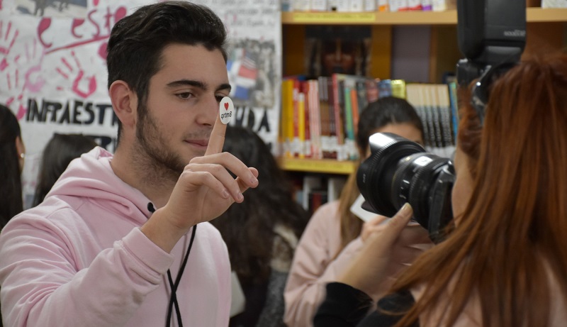 Un alumno, cun dos adhesivos que se utilizarán nos agasallos Un alumno, cun dos adhesivos que se utilizarán nos agasallos